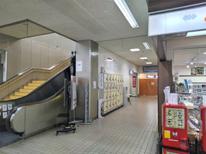 1F中央階段横コインロッカー